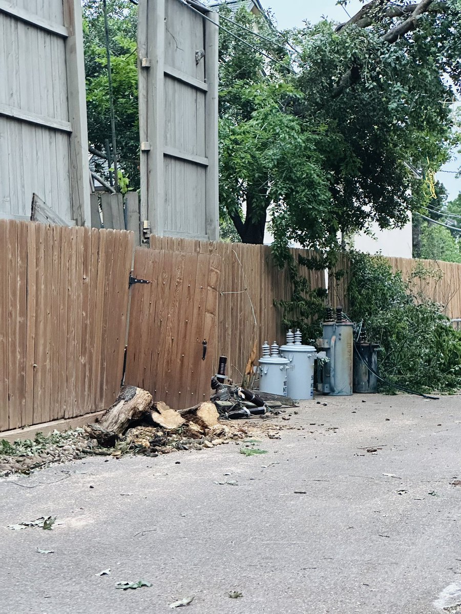 PepperGii's tweet image. It’s not looking good for us tonight. And there are no more electric trucks in the area. #SpringBranch #Houston