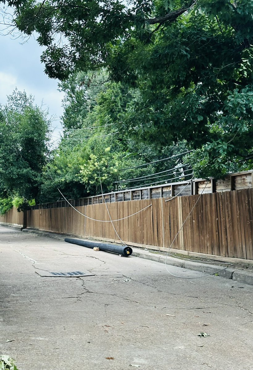 PepperGii's tweet image. It’s not looking good for us tonight. And there are no more electric trucks in the area. #SpringBranch #Houston