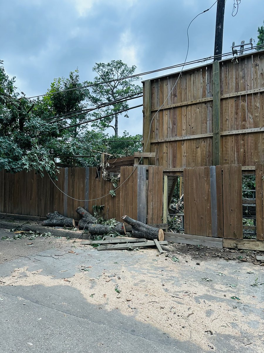 PepperGii's tweet image. It’s not looking good for us tonight. And there are no more electric trucks in the area. #SpringBranch #Houston