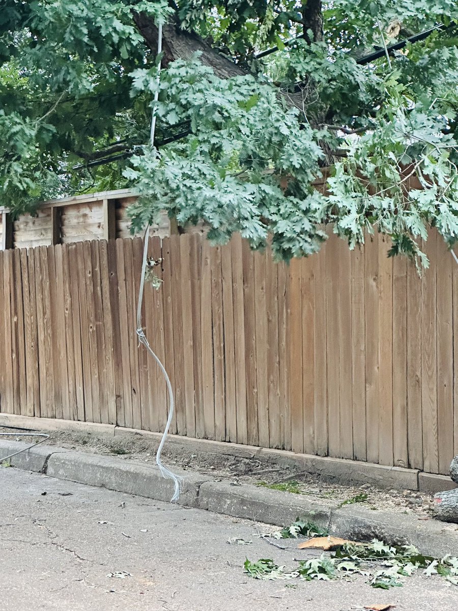 PepperGii's tweet image. It’s not looking good for us tonight. And there are no more electric trucks in the area. #SpringBranch #Houston