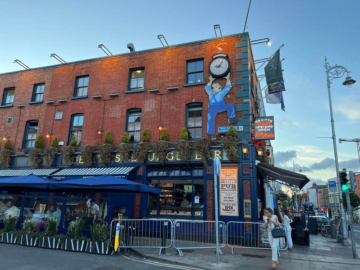 📍🇮🇪

When you’re traveling, dine where the locals eat. Fish & chips and a pint of Guinness. It tastes even better in Dublin! 

Is #Ireland on your wish list? Pineapple7 is Shamrock Certified for Ireland. Schedule a quick discovery call today!

#travel #traveladvisor #pineapple7