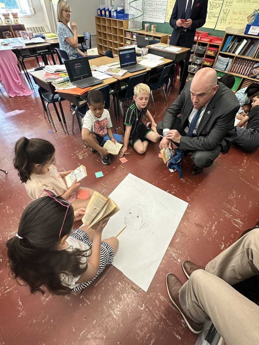 The DiCharo Blue Dragons welcomed @AnibalSolerJr. From inquiry & student led learning to small group instruction & collaboration @YonkersSchools Supt. witnessed how the Blue Dragons are soaring to new heights! Thank you @Lukeschrade14 & school for your commitment to excellence!