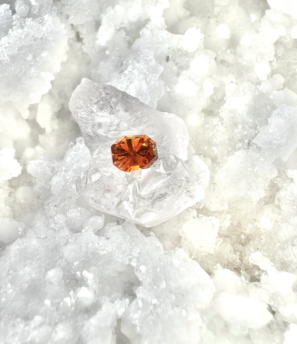 GemaxStone's tweet photo. Fancy Deep Yellowish Orange🍊
なかなか深く面白い色味のオレンジが入荷しました🧡 残念ながら面キズはありますが幸い肉眼では目立たないのだ🫥

⚜️

#オレンジダイヤモンド
#カラーダイヤモンド 
#カラーマジック
#playwithcolors 
#diamond
#pinkdiamond 
#colordiamonds 
#gemax https://t.co/PThcTbs1u2