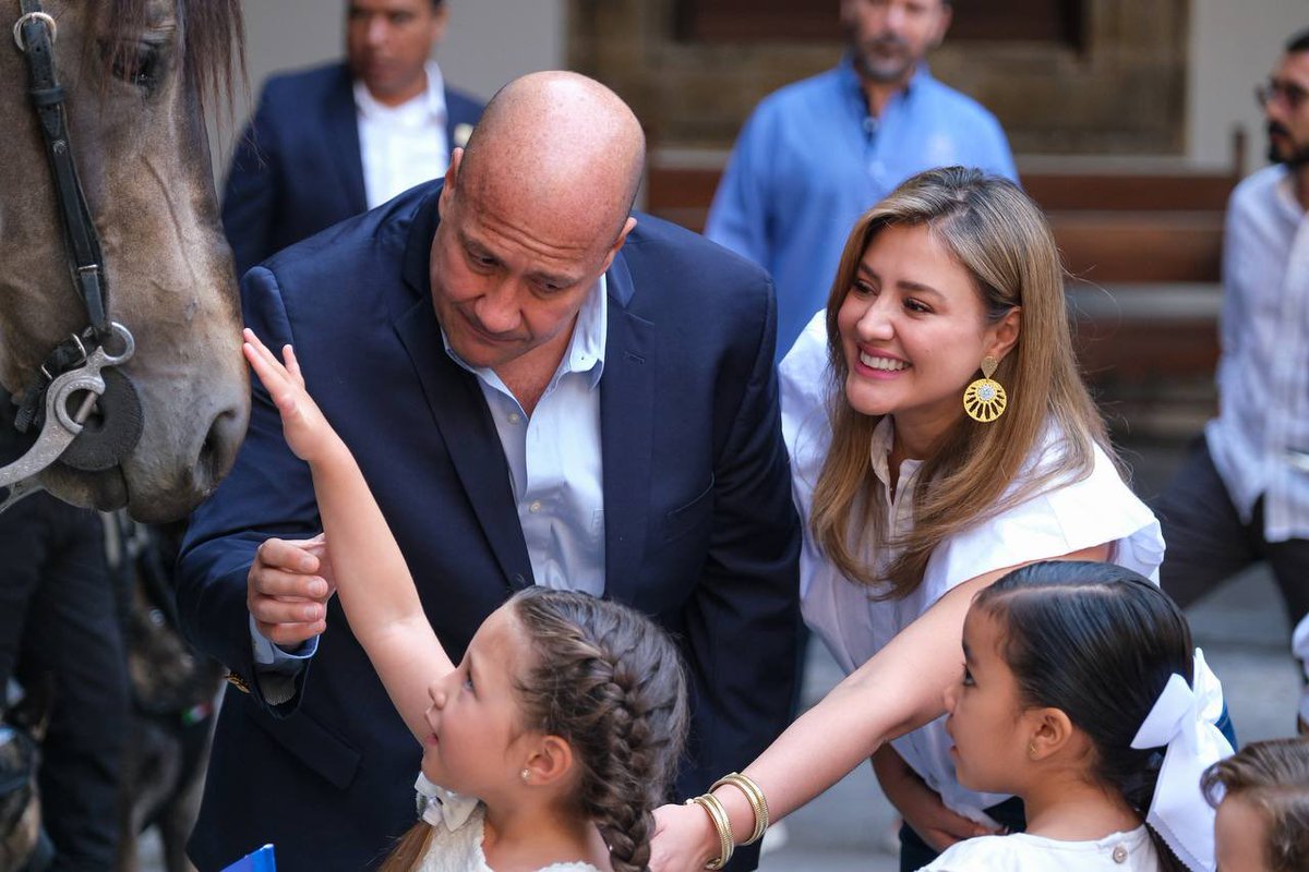 Hoy fue un día muy especial para mi Natalia y sus compañeros, juntos visitamos Palacio de Gobierno, donde aprendimos de la historia de Jalisco y de la importante labor de la policía del estado. 

Gracias <a href="/EnriqueAlfaroR/">Enrique Alfaro</a> por inspirar a nuestras infancias con tu ejemplo.