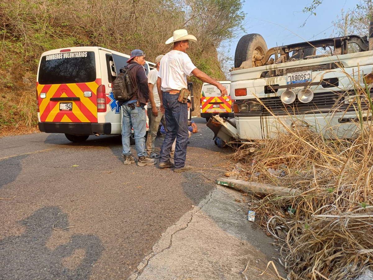 Un accidente de tránsito se registró en el km. 172 de la ruta al Atlántico, en lugar un camión volcó, el conductor y su acompañante quedaron atrapados en la cabina por lo que fue necesario utilizar la quijada de la vida y posteriormente fueron trasladados a un centro asistencial.