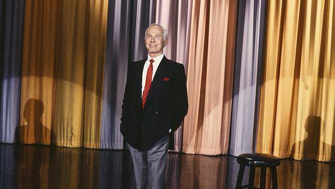 Late-night legend #JohnnyCarson signed off OTD in 1992 after 30 years of hosting #TheTonightShow. His final show featured no guests, focusing instead on clips and remembrances from Carson, sidekick #EdMcMahon & bandleader #DocSeverinsen. Jay Leno subsequently took over the show.