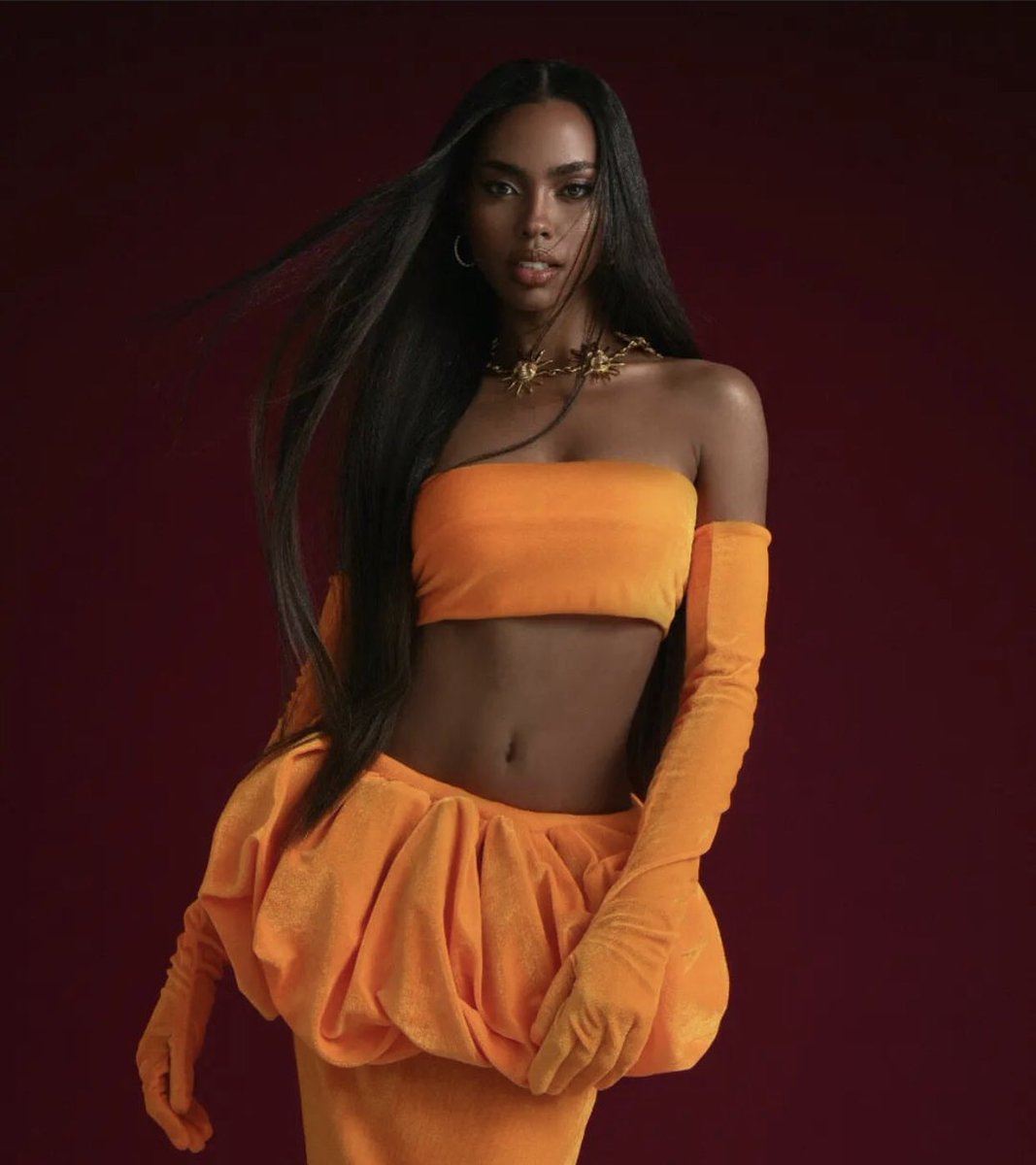QueenHellaxx's tweet photo. Nilaban talaga ni Chelsea Manalo ang "Know when to peak" 🔥 feel ko malayo mararating niya sa @MissUniverse yung pasarela at fierceness niya talaga panlaban niya. Decent din comskills niya.🔥 #MissUniverse https://t.co/erpss16jYs
