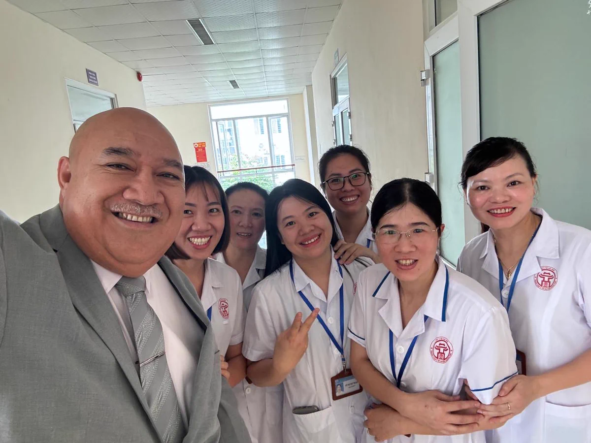 WHO Regional Director for the Western Pacific Dr Saia Ma’u Piukala with nurses at the Kim Chung Commune Health Station during his country visit to Viet Nam in May 2024