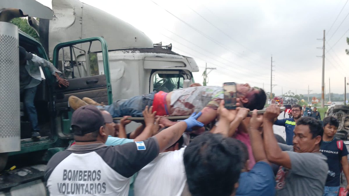 Un accidente de tránsito se registró en el kilómetro 92 de la autopista, Santa Lucía hacia Siquinalá, dónde se ven involucrados un tráiler, un camión y un vehículo particular, del lugar dos personas fueron trasladadas al seguro social con múltiples golpes. #CVBalServicio