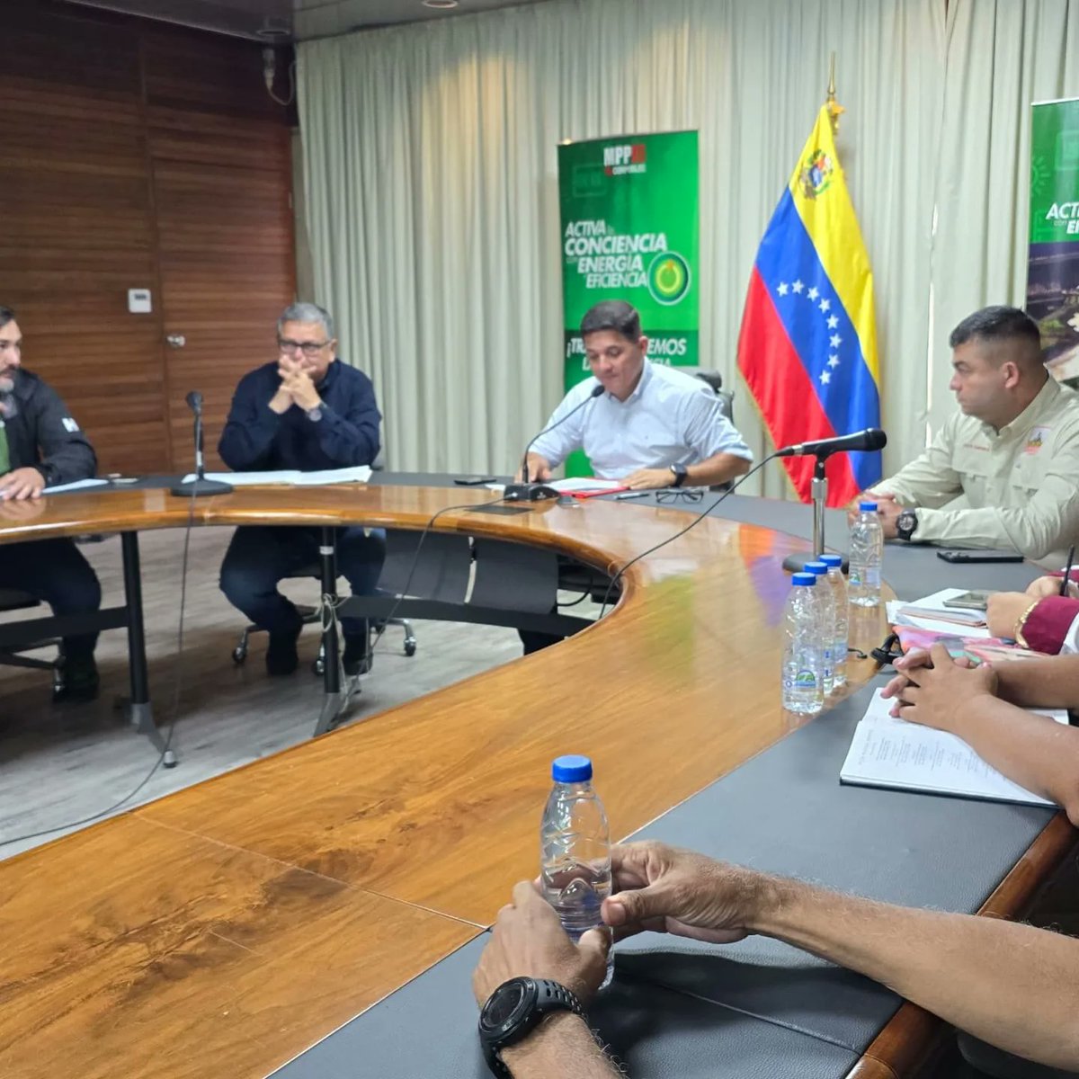 minenergia_ve's tweet photo. El vicepresidente Sectorial de Obras Públicas y Servicios, G/D Jorge Márquez, lideró este miércoles una reunión de trabajo con los representantes de las Cajas de Ahorro del #Mppee y @corpoelecinfo. https://t.co/zrcdBnOoR1