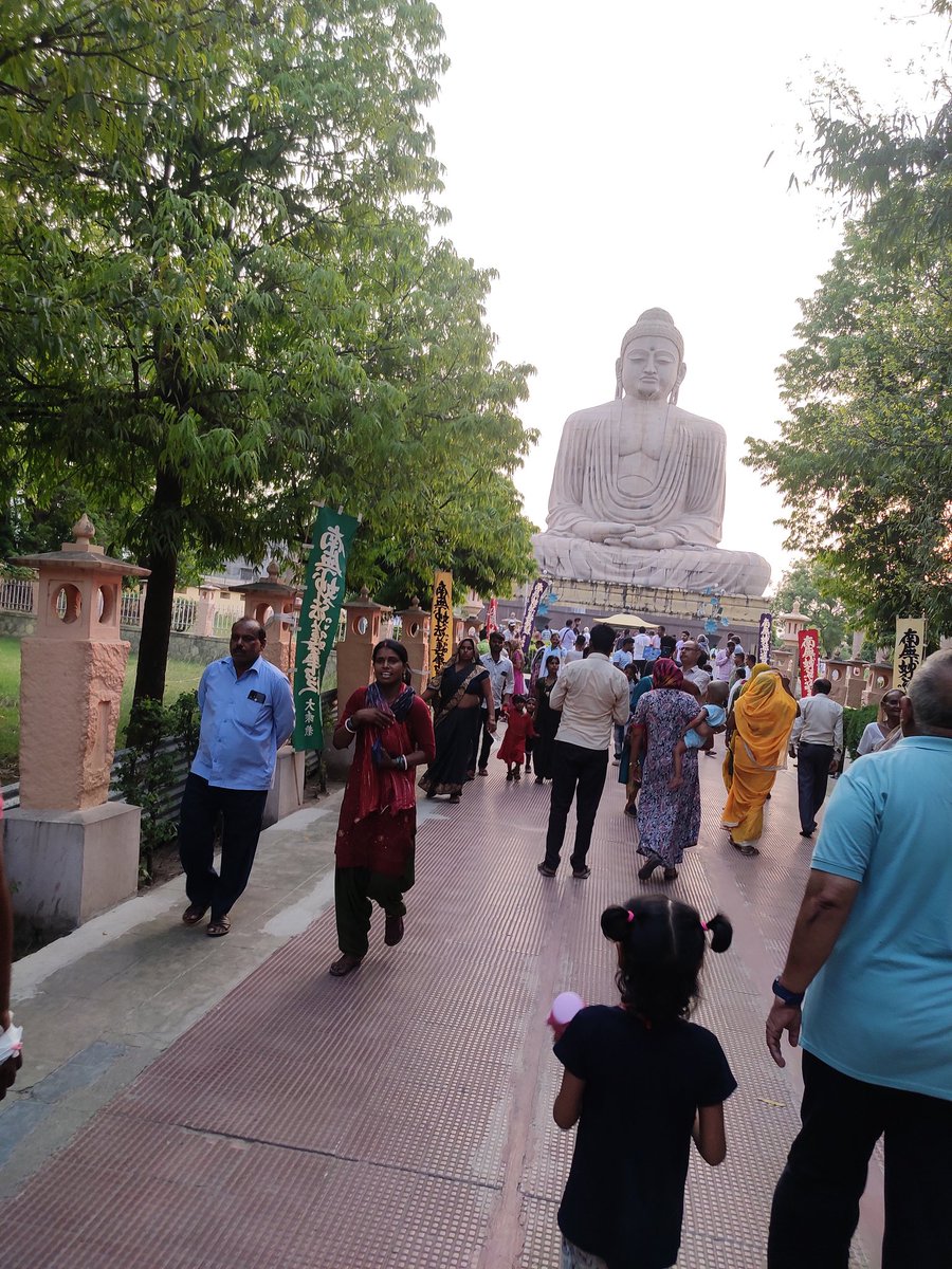 महान योगी और वैरागी गौतम बुद्ध जिन्होंने बिहार के बोधगया में पीपल वृक्ष के नीचे ज्ञान की प्राप्ति की ।ये वहीं की तस्वीर है।आज बुद्ध पुर्णिमा को उनके जन्मदिवस की हार्दिक शुभकामनाएं। आम्रपाली जैसी वैश्या ने भी इन्हीं की शरण में आकर जीवन का सार जाना और आत्मिक सुख को जाना।🙏💓