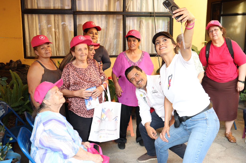 RobertoCaLopezG's tweet photo. ¡Gracias Melchor Ocampo y Las Flores!
A 11 días de la victoria, seguimos caminando de la mano de las y los morelianos. Les vamos a seguir cumpliendo y no les vamos a fallar 💙❤️💛
#RobertoCarlosDiputado #VotaPRI #VotaPAN #VotaPRD https://t.co/U1mJnbMA70