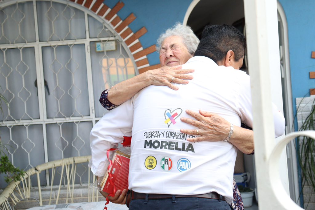 RobertoCaLopezG's tweet photo. ¡Gracias Melchor Ocampo y Las Flores!
A 11 días de la victoria, seguimos caminando de la mano de las y los morelianos. Les vamos a seguir cumpliendo y no les vamos a fallar 💙❤️💛
#RobertoCarlosDiputado #VotaPRI #VotaPAN #VotaPRD https://t.co/U1mJnbMA70
