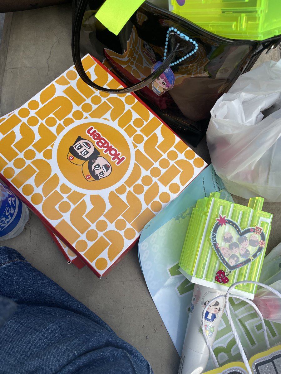 dateng sore, tiket belom
di tangan, ga makan

di dalem beli hokben si, tp g dpt tempat duduk dan g enak