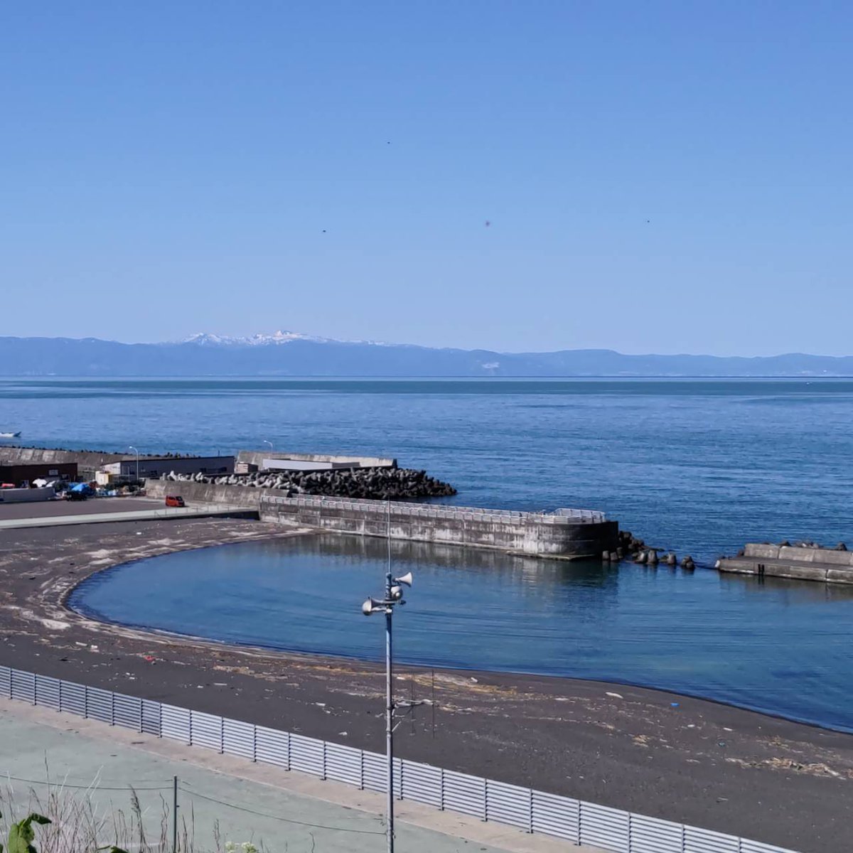 ねこ道楽の近くにある北海道の厚田漁港の写真です*ฅ´ω`ฅ* 厚田はニシン漁が盛んに行われた歴史があり、1706年から1955年と長期に渡ります。現在でも、港では朝市を行っており、新鮮な魚が販売されています。孤独のグルメのロケ地にもなりました✨ #海 #厚田 #北海道 #札幌 #漁港 #自然 #孤独のグルメ