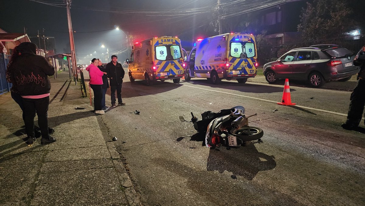 🔴 AHORA #ValdiviaCL | Dos mujeres resultaron lesionadas debido a la colisión de un automóvil y una motocicleta en calle Aníbal Pinto, frente al Tribunal de Familia. Ambas iban en el vehículo más pequeño.