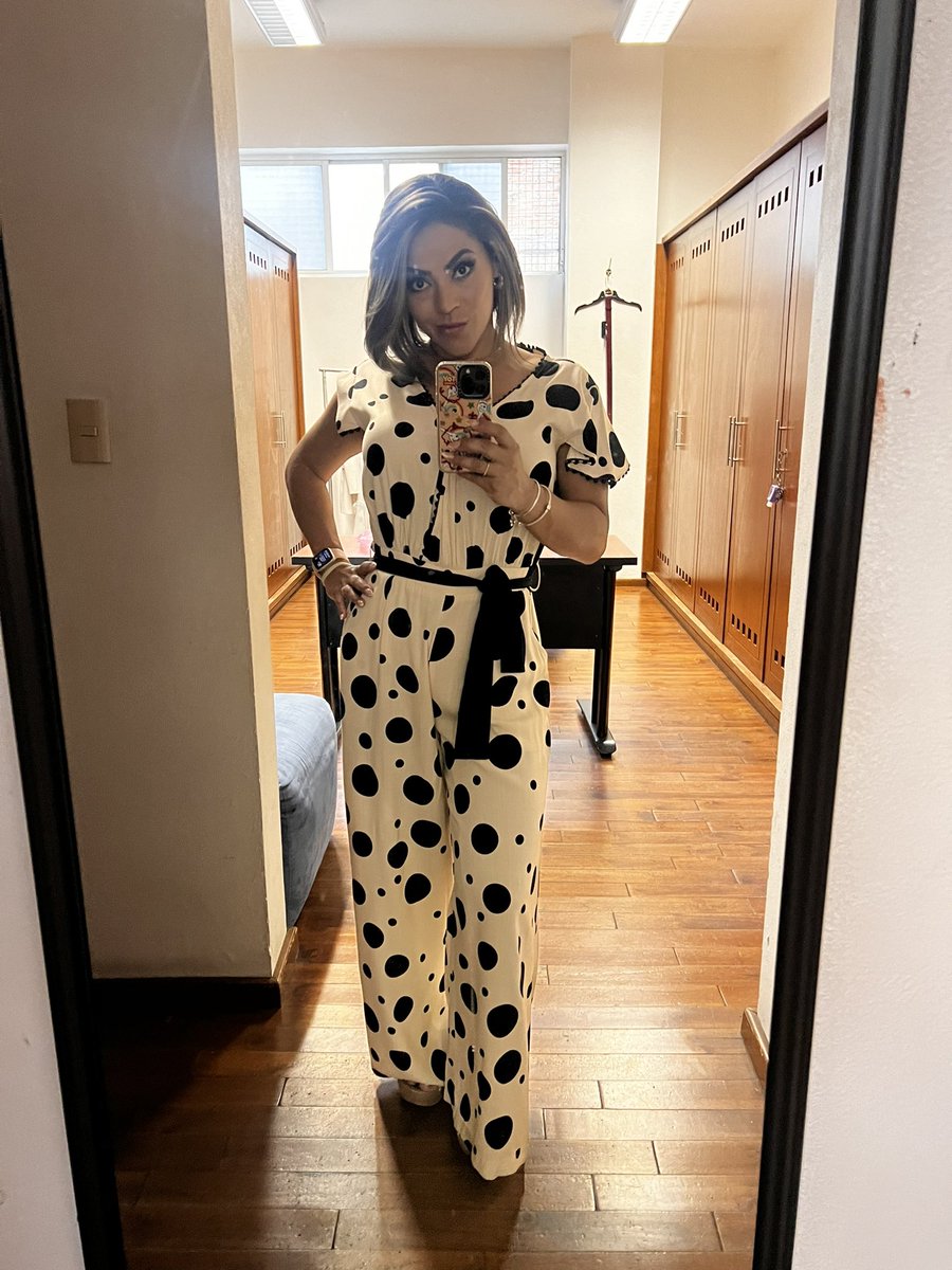 xcarlacontreras's tweet photo. Gracias por habernos sintonizado!!! Nos vemos… mañana. Pd. Protéjanse de las altas temperaturas y el sol. #outfitby @KarenKeinMx https://t.co/nRaF7HWAhA