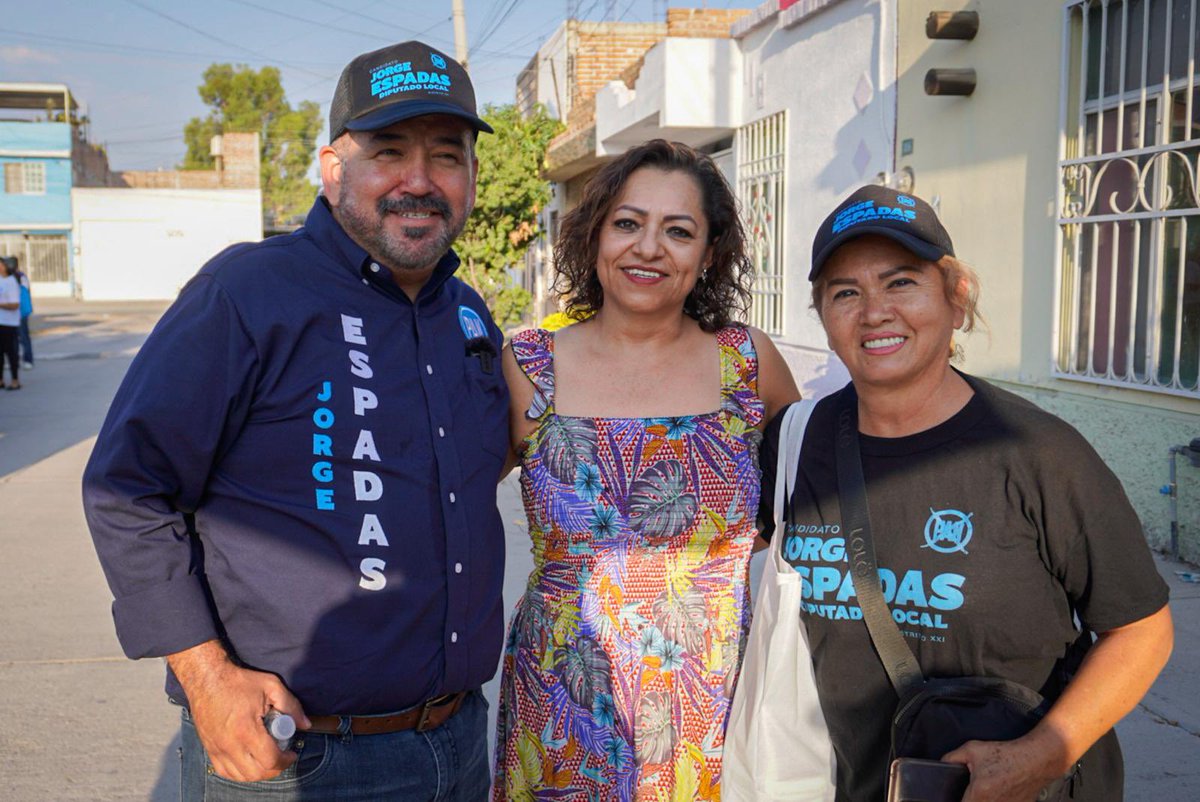 JorgeEspadasMX's tweet photo. Recta final y ¡¡¡¡vamos a ganar!!!! 🏆 💙⚔️. El #DistritoXXI se pintará de azul, a una semana que terminemos campaña estamos seguros que en equipo, ciudadanos y un servidos seguiremos mejorando nuestras colonias. #ClaroQuePodemos https://t.co/9dpI7hg09I
