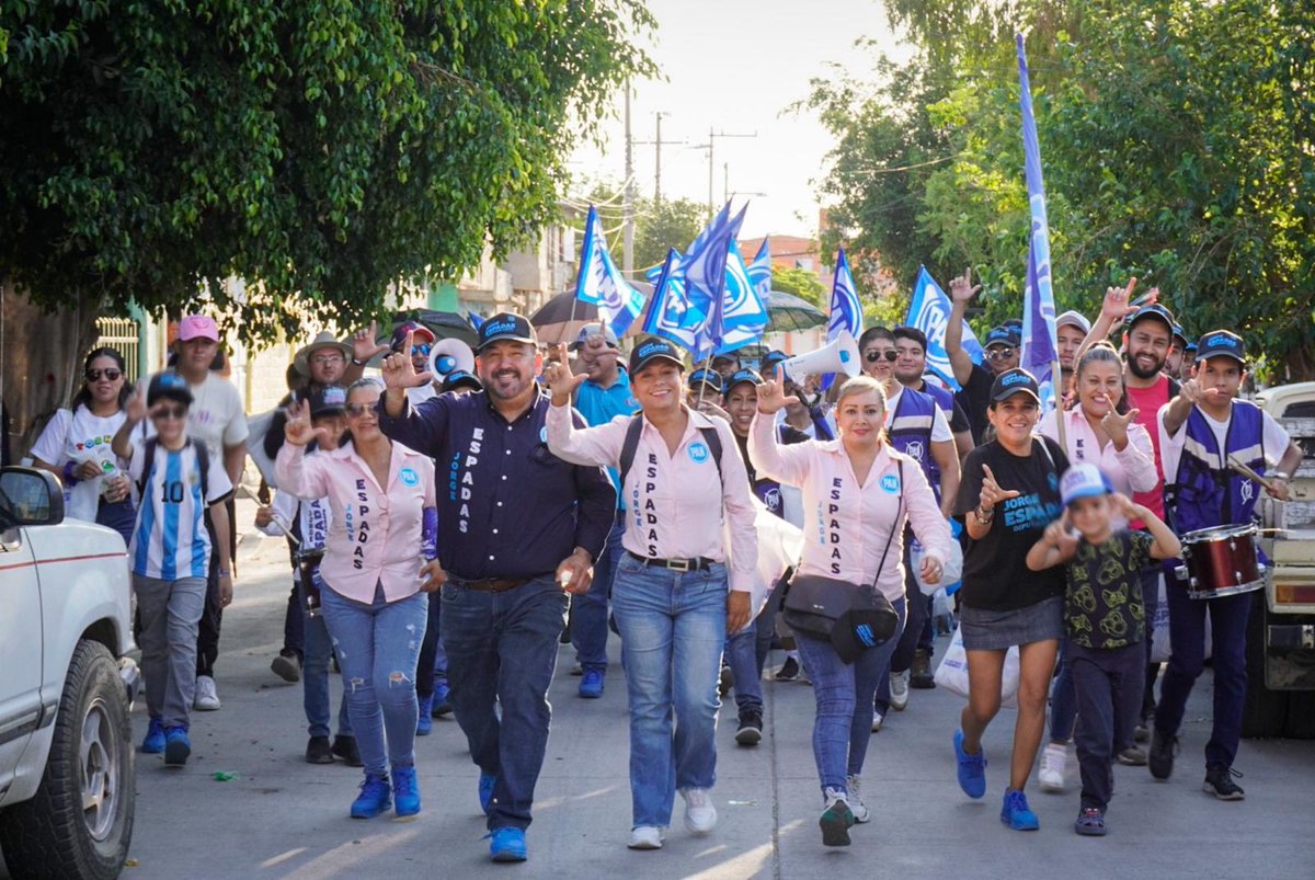 JorgeEspadasMX's tweet photo. Recta final y ¡¡¡¡vamos a ganar!!!! 🏆 💙⚔️. El #DistritoXXI se pintará de azul, a una semana que terminemos campaña estamos seguros que en equipo, ciudadanos y un servidos seguiremos mejorando nuestras colonias. #ClaroQuePodemos https://t.co/9dpI7hg09I