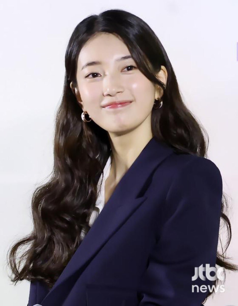 heybaymax_'s tweet photo. #Suzy reportedly to lead a new romantic movie #The7OClockLuncheonForHeartbrokenPeople ✨
helmed by #AnOldLady and #MsApocalypse movie director Lim Seon-ae.
It depicts a story where three people gather at a restaurant to exchange mementos of their broken hearts, share their stories, and heal together.
🔗 : https://t.co/mzAzkUP2ZD