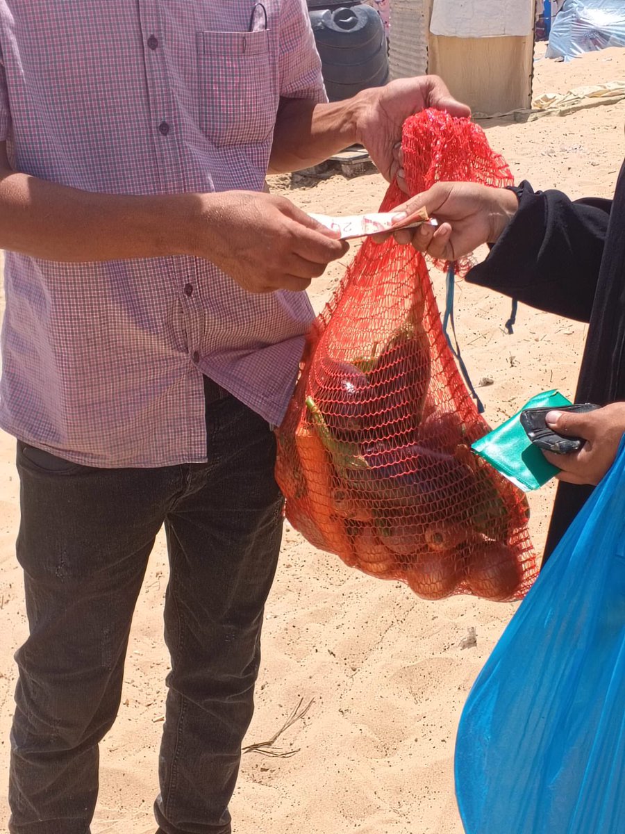 We gave vegetables and cash assistance to a woman whose situation is very bad with her and her family @rida_ehab