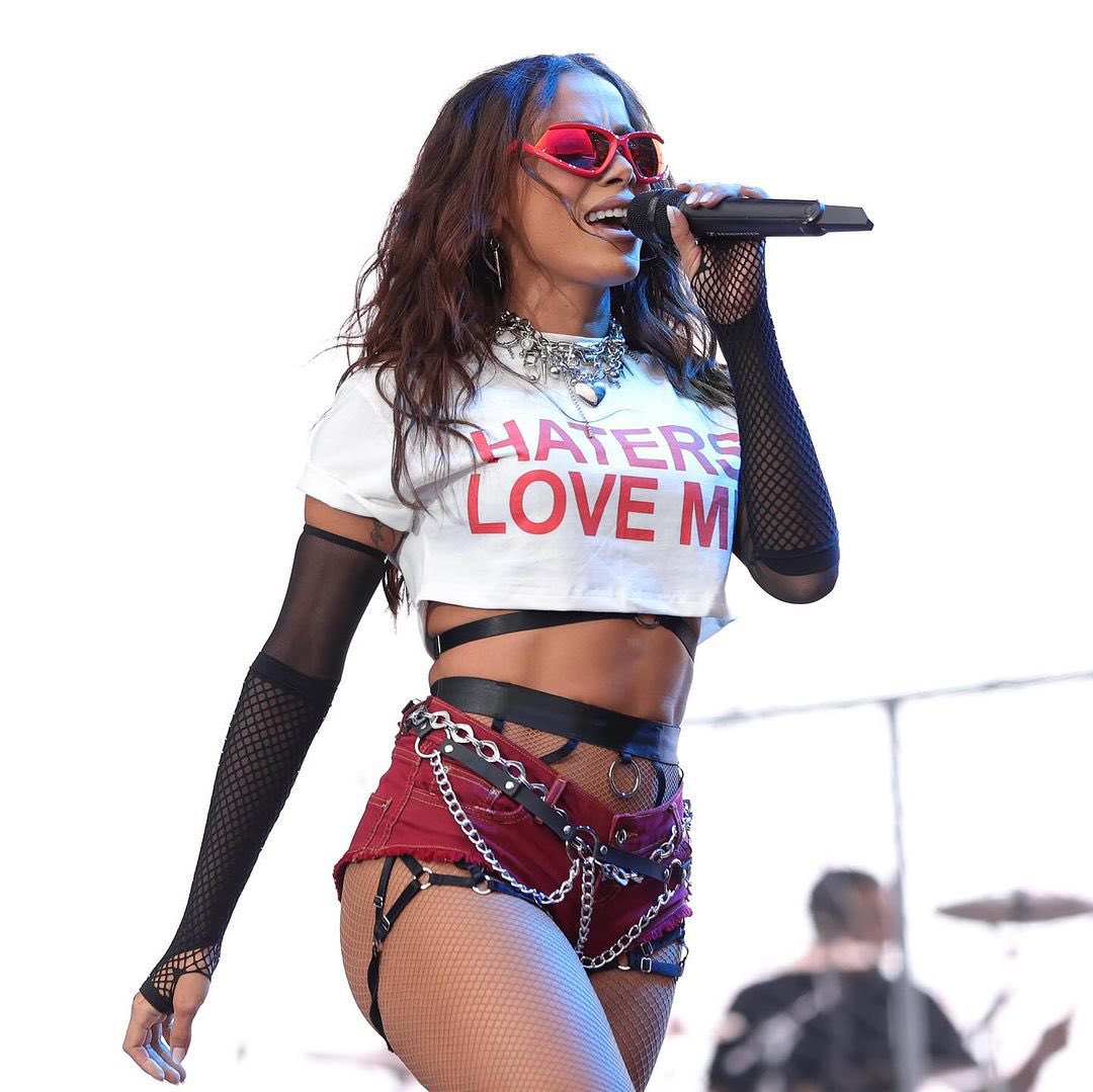 updatecultura's tweet photo. Margareth, mãe da Virgínia, sobre a Anitta: “Não tenho nada contra, mas também não tenho nada a favor”. https://t.co/AYY1TdFeSi