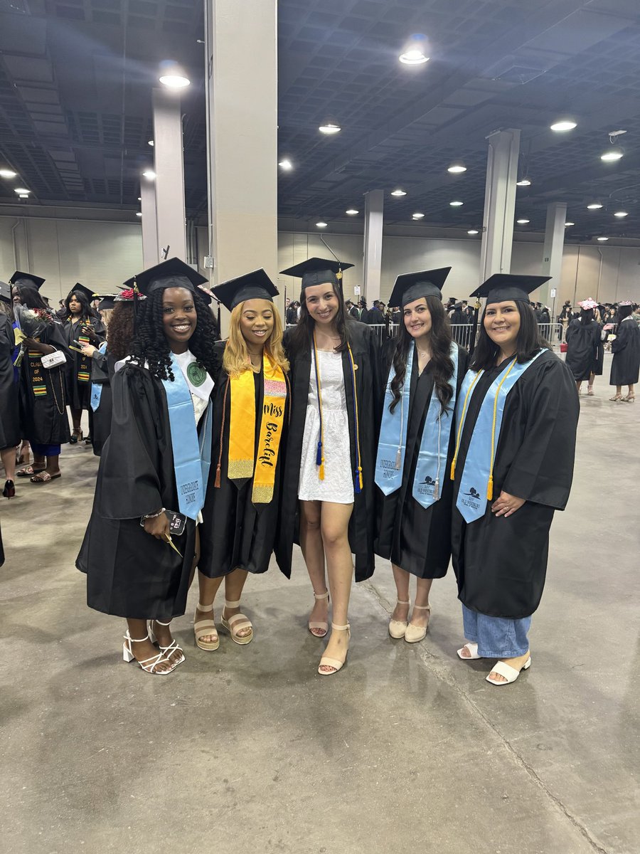 MrsBPetrone's tweet photo. @SUNYOldWestbury so proud of my students! #2024 #Graduates Next Generation of awesome teachers 🍎 https://t.co/6Nyqzlkivr