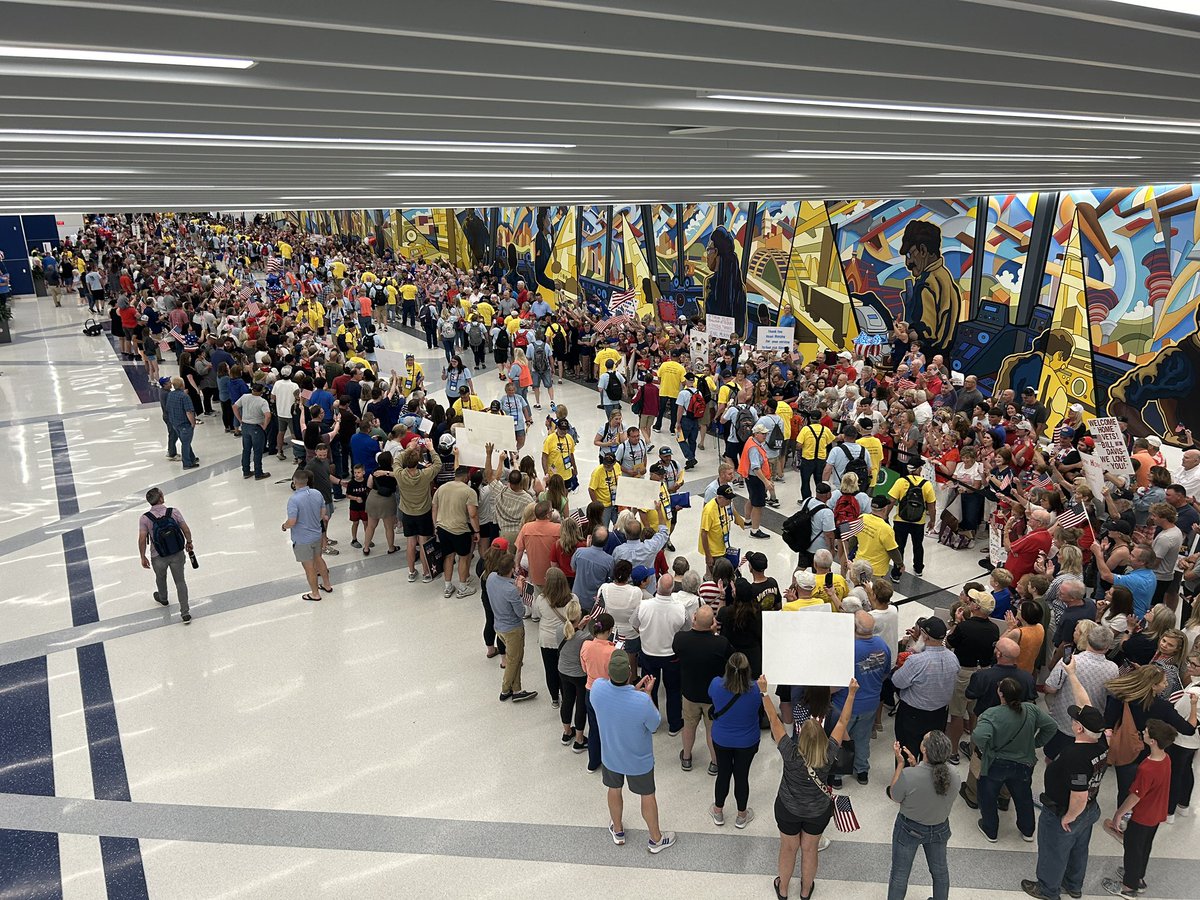 Welcome home to all our #veterans returning from the #HonorFlight. We are so thankful for your service. 🇺🇸