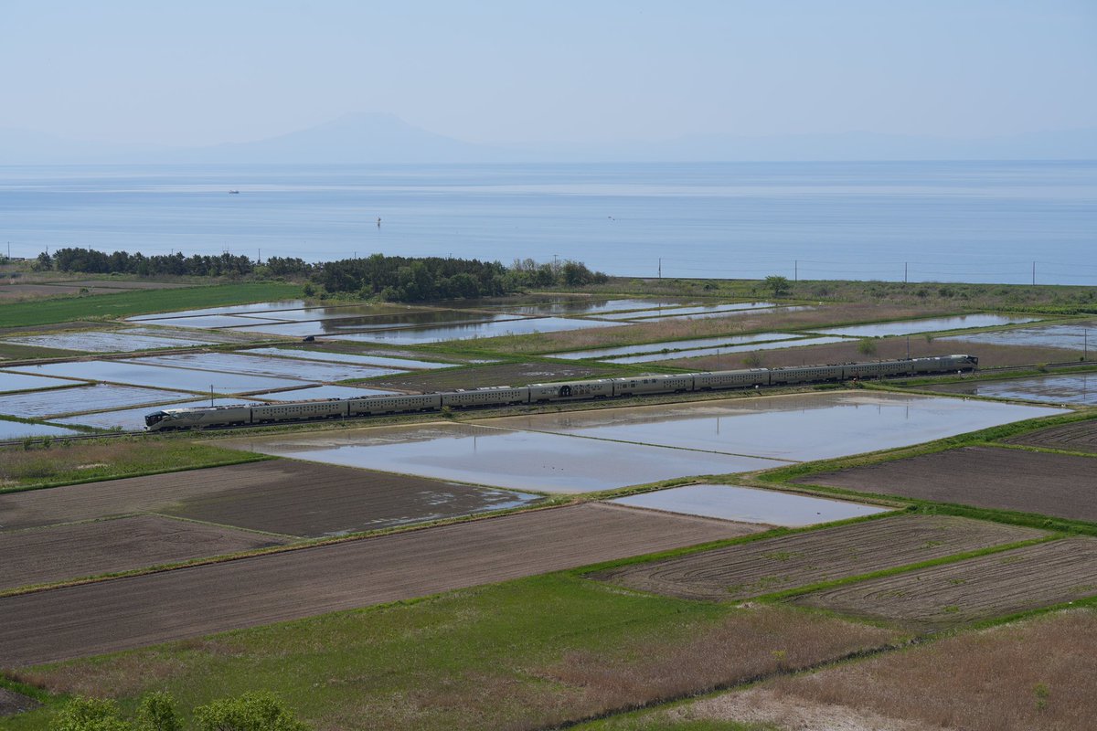 hidakaline's tweet photo. 函館行 北斗6号 9連運用もあるんですね。
5月20日上野出発 四季島 
撮影日 2024.5.22
 #室蘭本線 #北海道駒ヶ岳  #261系 https://t.co/JESTC4qBX5