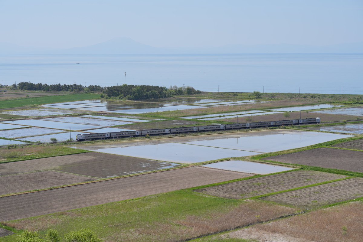 hidakaline's tweet photo. 函館行 北斗6号 9連運用もあるんですね。
5月20日上野出発 四季島 
撮影日 2024.5.22
 #室蘭本線 #北海道駒ヶ岳  #261系 https://t.co/JESTC4qBX5