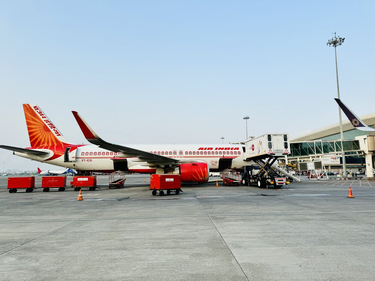 tweetpratikm's tweet photo. B-Roll #vistara #airbus #a320Neo #UK515 #lifeontheramp #cfm #leap1a #airindia https://t.co/DgBHeLuIEH