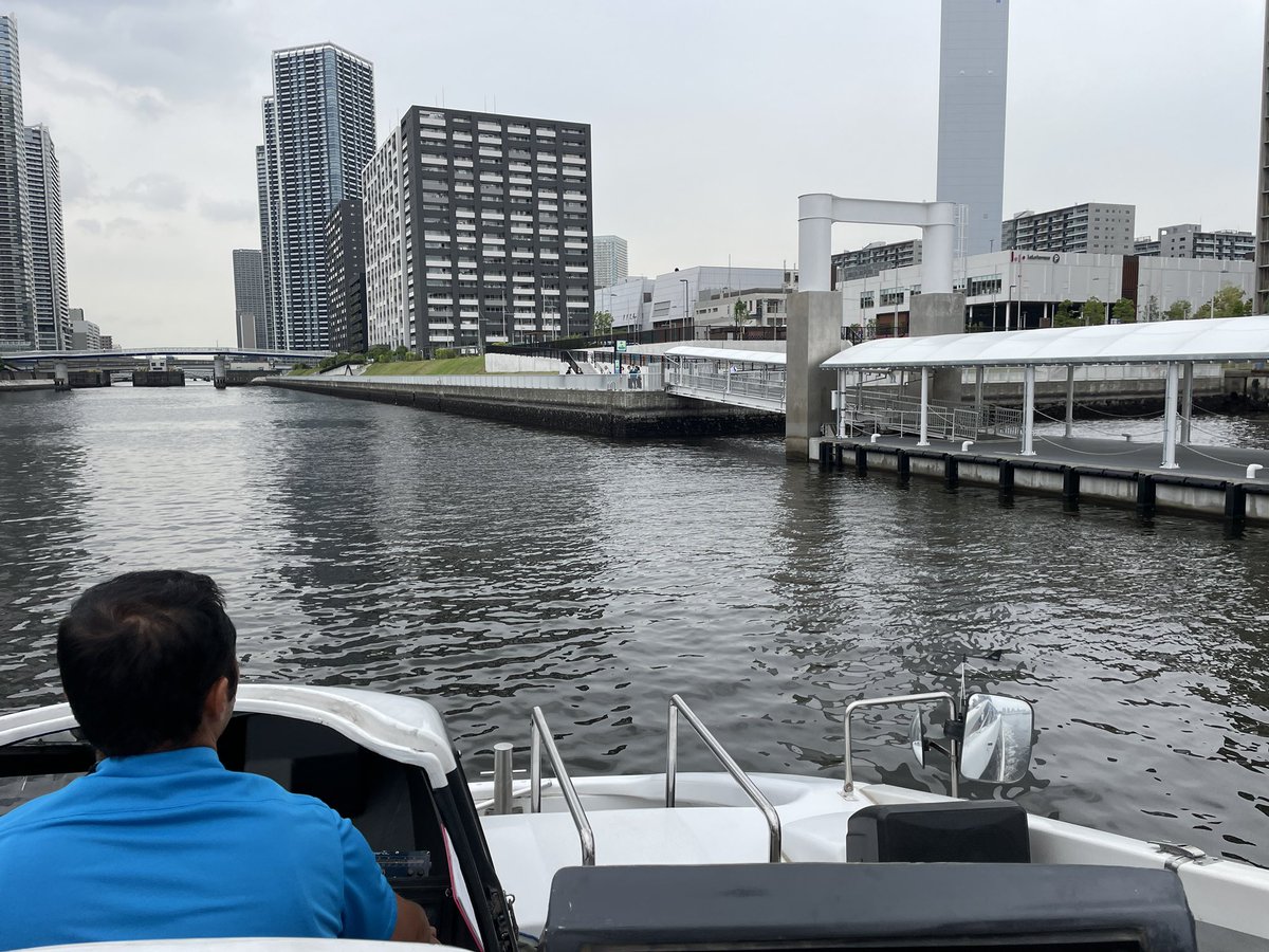 punipcruises's tweet photo. 本日より就航の東京港の晴海埠頭と日の出埠頭を結ぶ通勤船BLUEFERRY @Blue_Ferry_ こと東京湾クルージングさんのエスエス3世に日の出から晴海着発で乗船しました！
所要時間は約５分の短い船旅ですが、潮風を浴びてすっきりしました
運が良ければ竹芝を出港するジェット船も見られるかも https://t.co/a8VeJ0Fx3y