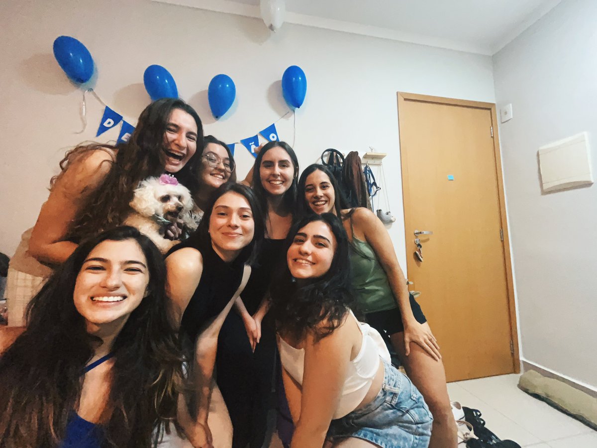 pov sua amiga decidiu se demitir do emprego tóxico dela e seu grupo de amigas faz uma festa pra comemorar 
feliz quarta