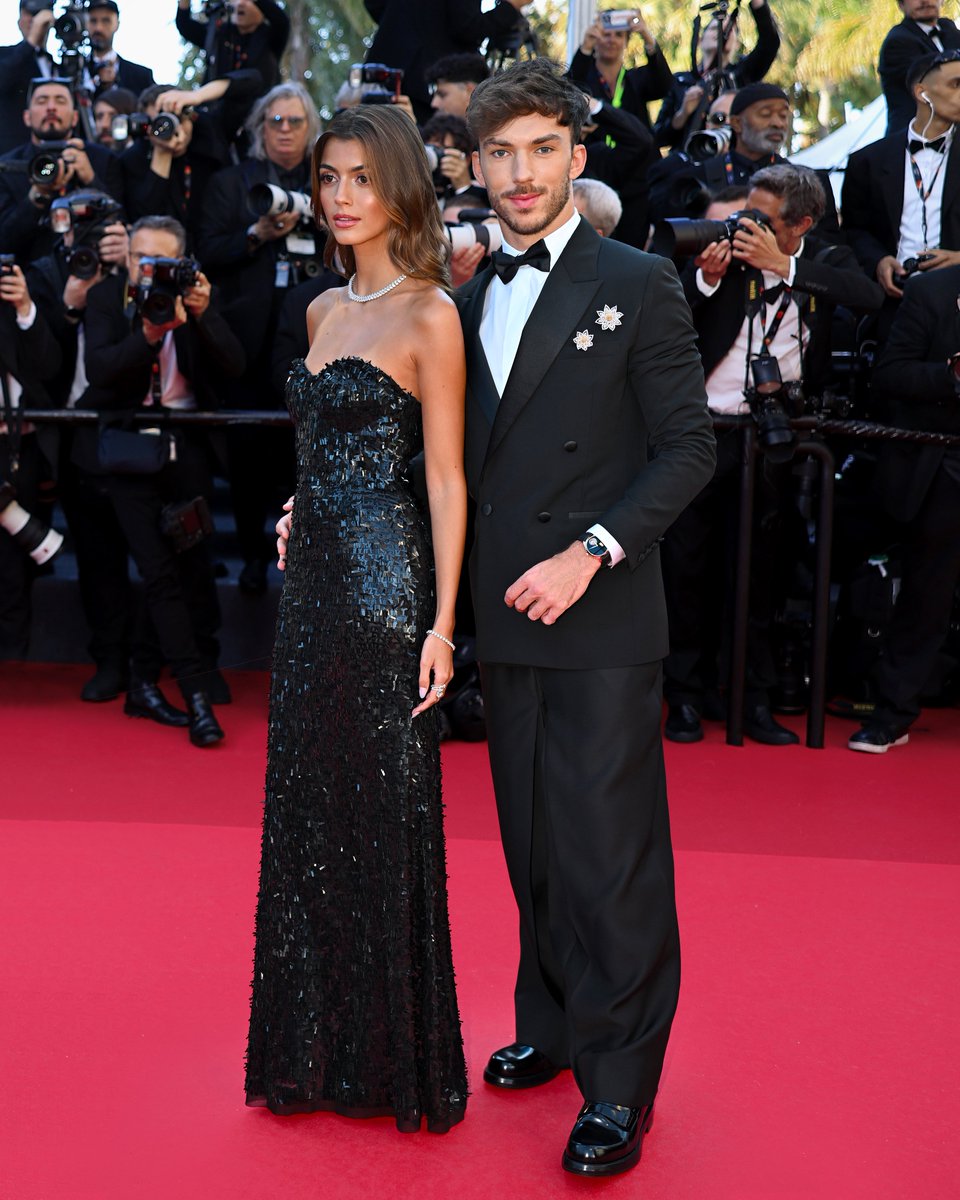 Class act.
Dressing dapper for the red carpet of the 77th @Festival_Cannes, French racing driver @PierreGASLY donned a Dior men's black double-breasted suit, white shirt, black silk bow tie and Carlo shoes by Kim Jones.
#StarsinDior #Cannes2024