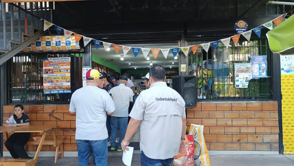 UnidadTachiraVE's tweet photo. Desde el sector de Los Teques en San Cristóbal,  salimos a recorrer la zona informando a toda la población como estamos organizandonos en apoyo a @EdmundoGU y @MariaCorinaYA.

Seguimos unidos para Cambiar Vzla

#UnidosParaCambiarVzla #EleccionesLibresVzla #UnidadYVoto https://t.co/tlkzWwVdZh