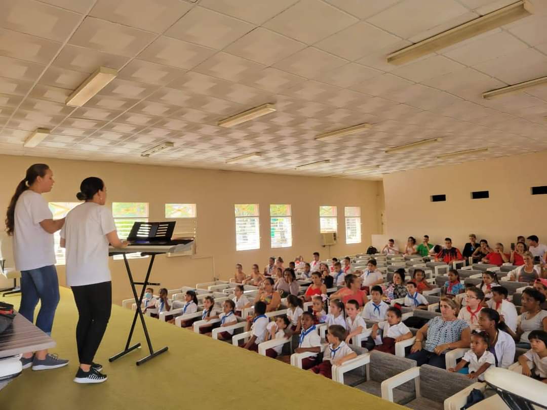FctGallardo's tweet photo. Jóvenes de la @FCA_UNICA de  @UNICACu realizan actividad extensionista en la escuela Aguedo Morales de #CiegoDeÁvila #Cuba #LatirXLaExcelencia #GenteQueSuma @AAB_Cuba @AlfreMenendez @JHGcasanova @WalterBG_MES @CubaMES @AsambleaCuba @BelkysRamrezSn2 @CAvilaRadio10 @Cristia35042390 https://t.co/zODNQTnHaJ
