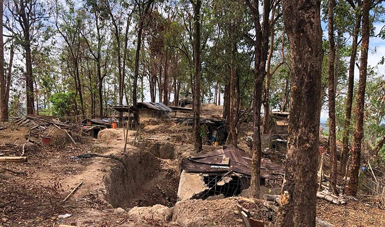 A pregnant woman and three men were found dead in Kawkareik Township on May 19. They were allegedly killed by Burma Army soldiers from a military outpost who had fled after it was captured by the KNLA on May 18. #Karen #Myanmar 

Read more: english.dvb.no/third-batch-of…