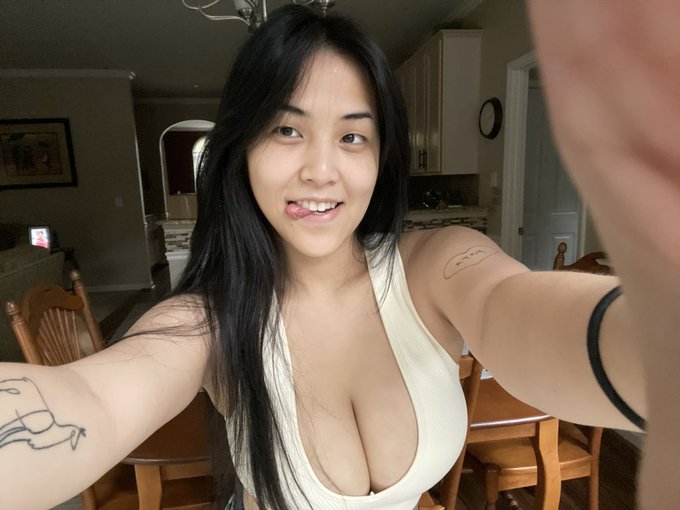 ‘hi’ if u want a free pic (serious) https://t.co/cIAcg9YioG