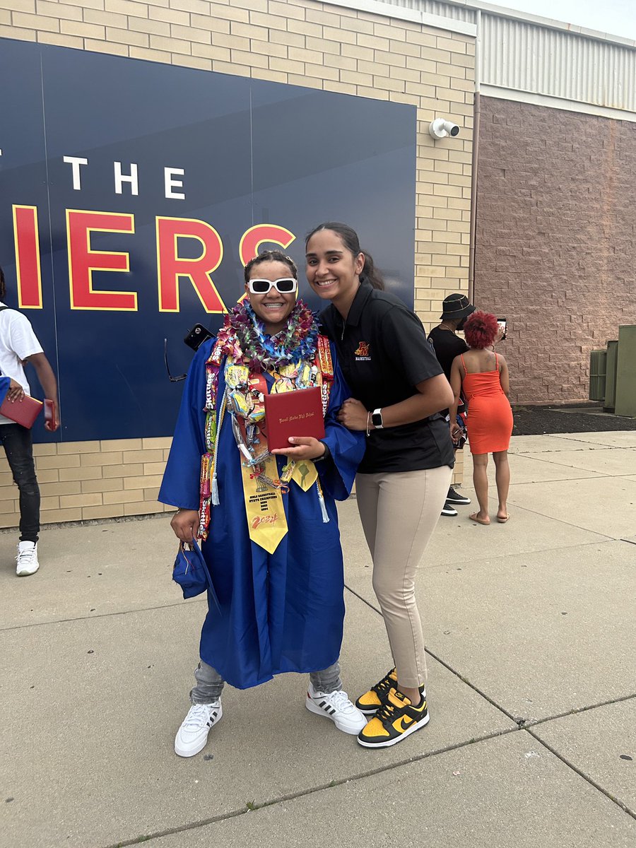mosley_jayda's tweet photo. @CoachTreee_ Freshman Jayda to Jayda today! I owe you everything! You’ve guided me along the way you helped me throughout my years and have been a MAJOR role in my life Thank you! https://t.co/2aJXrmiRDt