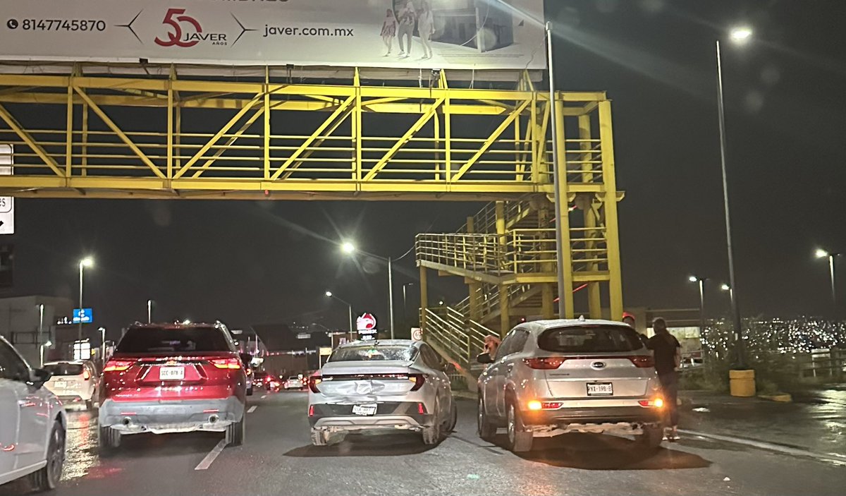 Percance vial Av. Leones Pte frente a Walmart obstruye carriles derechos ⚠️ @SSPCMonterrey