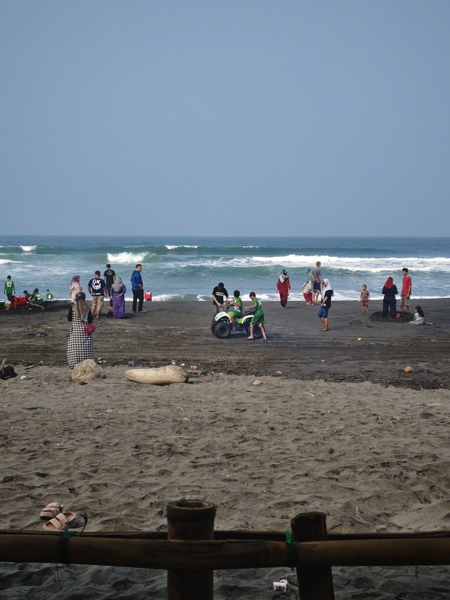 Opini : Atv di pantai depok ganggu. Polusi udara, polusi suara. Bahaya buat anak anak juga. @merapi_uncover