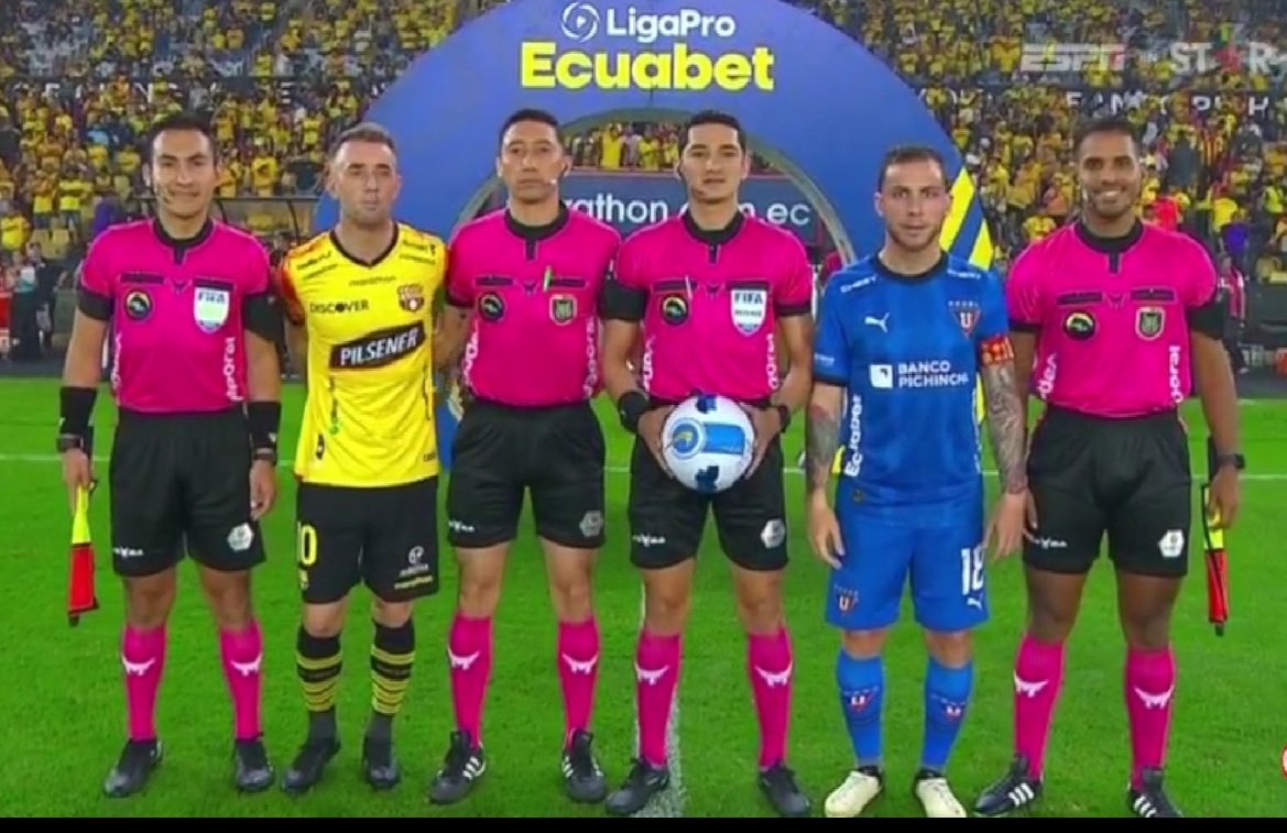 Tanto mendigan clásico, que vinieron a jugar disfrazados de Emelec😂😂😂. Y tremendo ballet que se llevaron. Hermoso partido💛🖤.