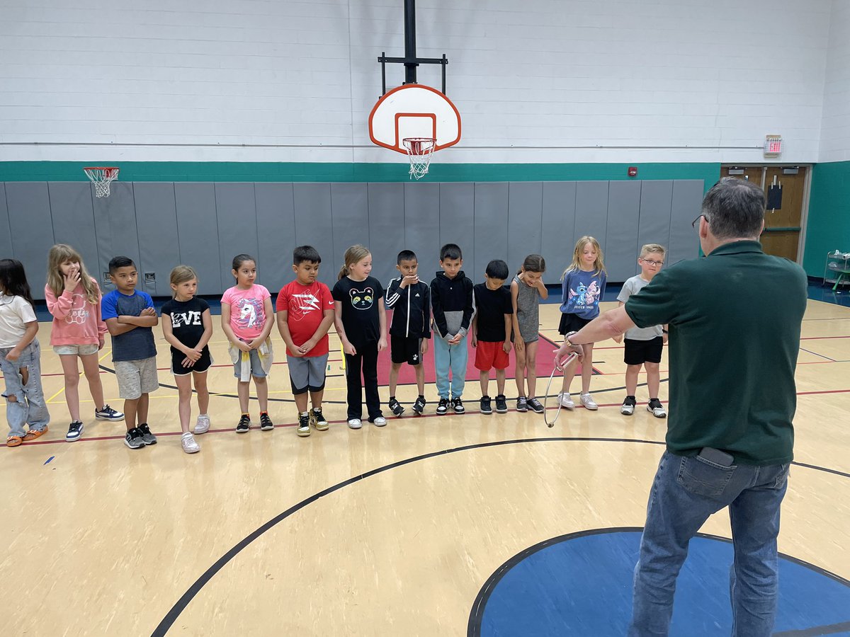 BoPhillips10's tweet photo. Thank you Mr Cappy aka Ed Caplan from @EGTownship and Elk Grove Youth Services for being today’s Project C.L.A.W.S. guest. Our students enjoyed your lesson and activities. Hope we see more of you next year. #Physed #D59PE #ProjectCLAWS @D59SaltCreek https://t.co/WOgcTxKbHM