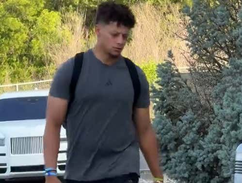 NFL Fans Chirping Patrick Mahomes For Showing Up To Camp As A Fat Guy Is A Tough Look For The Rest Of Us Normal People buff.ly/4bRCBJh