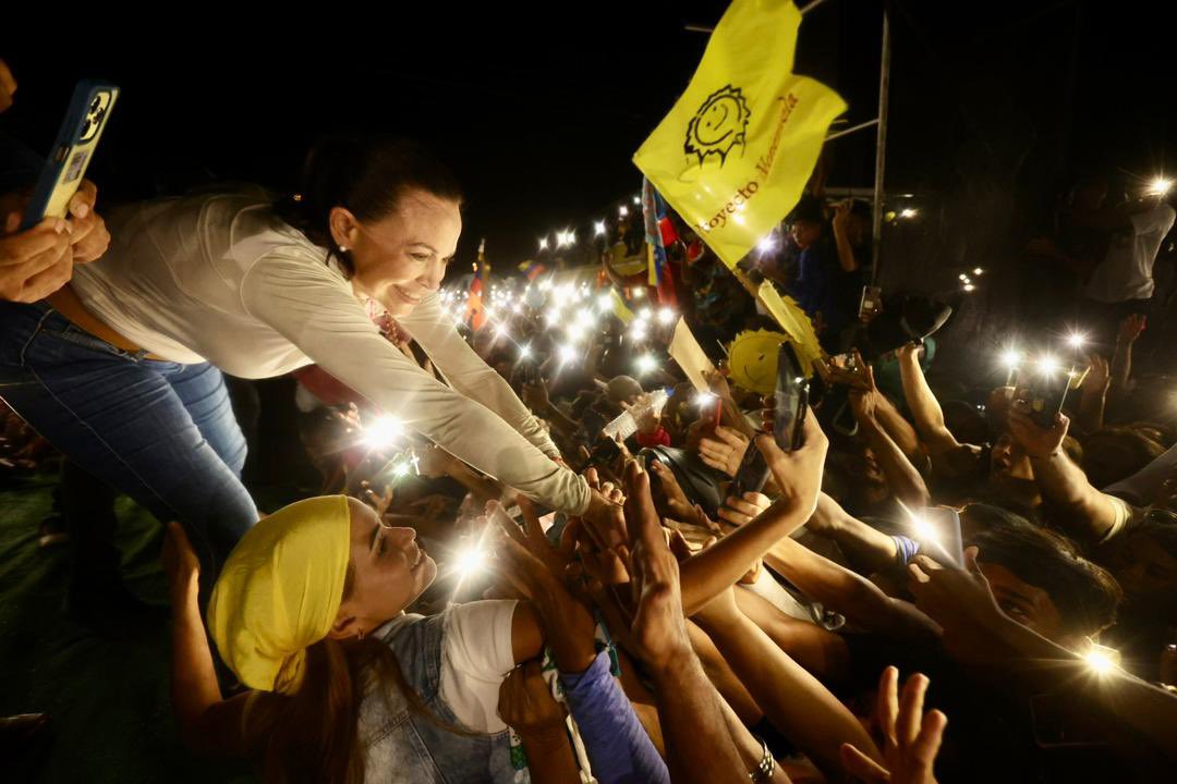 Naky's tweet photo. Los teléfonos para iluminarnos en la calle borran el uso recurrente para ayudarnos cuando todo se queda a oscuras. 

Son unos cocuyos por decisión: una luz, un voto. Vamos a necesitar millones de luces el 28 de julio.

 Mágico, San Fernando de Apure 💛 https://t.co/o5J60cJ3Oh