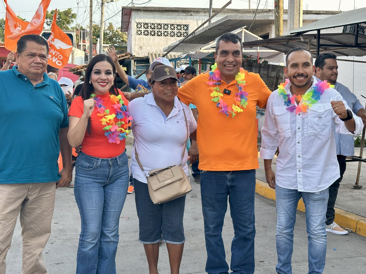 richastudillo's tweet photo. 🟠 Un gustazo visitar a mis amigas y amigos de Lomas de Chapultepec, acompañando a Gaby Bernal @Gabytabernal y Alfredo Campos, que quieren representarles en el Senado y en el Congreso de #Guerrero.

Hay ánimo en la gente y confianza en este equipo naranja. ¡Vamos con todo! 👊🏼 #Acapulco