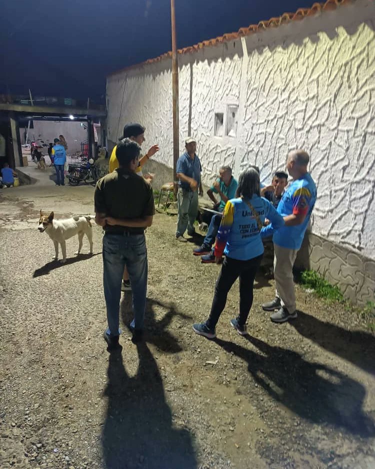 UnidadTachiraVE's tweet photo. Desde San Vicente, Municipio Jauregui. Nuestro equipo unitario salio el dia de hoy continuando el trabajo de organizar a la población para nuestra plataforma electoral en apoyo a @EdmundoGU y Maria Corina Machado.

Desde el Táchira seguimos unidos para cambiar Vzla. https://t.co/Kag8WcvLBL