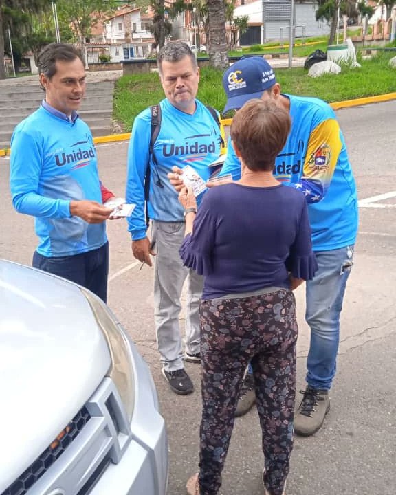 UnidadTachiraVE's tweet photo. Desde San Vicente, Municipio Jauregui. Nuestro equipo unitario salio el dia de hoy continuando el trabajo de organizar a la población para nuestra plataforma electoral en apoyo a @EdmundoGU y Maria Corina Machado.

Desde el Táchira seguimos unidos para cambiar Vzla. https://t.co/Kag8WcvLBL
