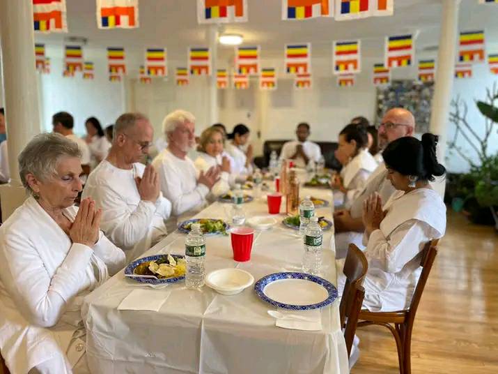 එලෙඹුන වෙසක් පුන් පොහොය දිනය ශීලයෙන් භාවනාවෙන් ධර්මය මෙනෙහි කරමින් විවේකී සුවයෙන් ගත කරන්න.