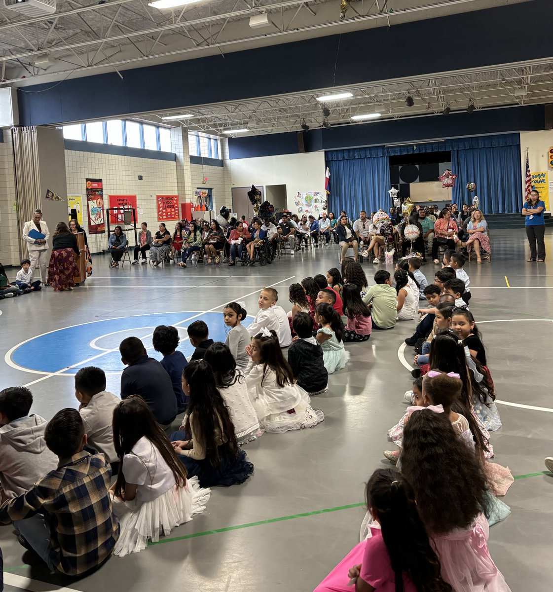 Jofertoe's tweet image. Wednesday 1st grade Graduation was a total blast! It was applauded by families, students and their proud teachers! Hard work and dedication shine along the way. ⁦@Alexander_AISD⁩ ⁦@AliefISD⁩ ⁦@Alief_Fame⁩ #aliefproud #aliefone #graduationtime 🎓🧑‍🎓👩‍🎓🎉🎈🎊